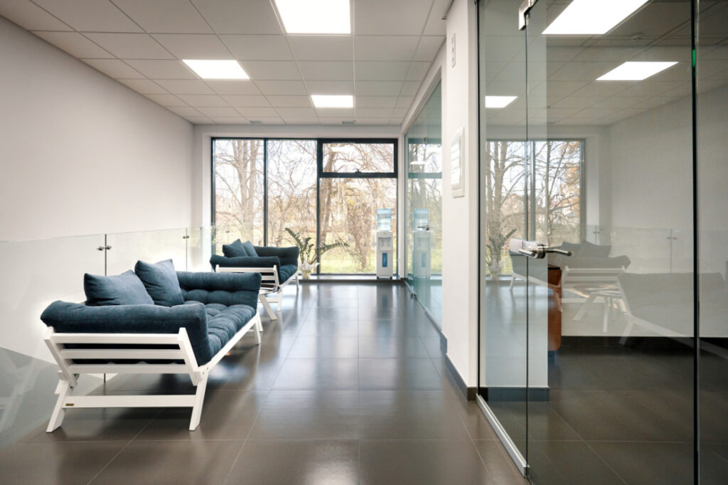 Монтаж потолка Армстронг 7 modern light office room with glass doors furl8d